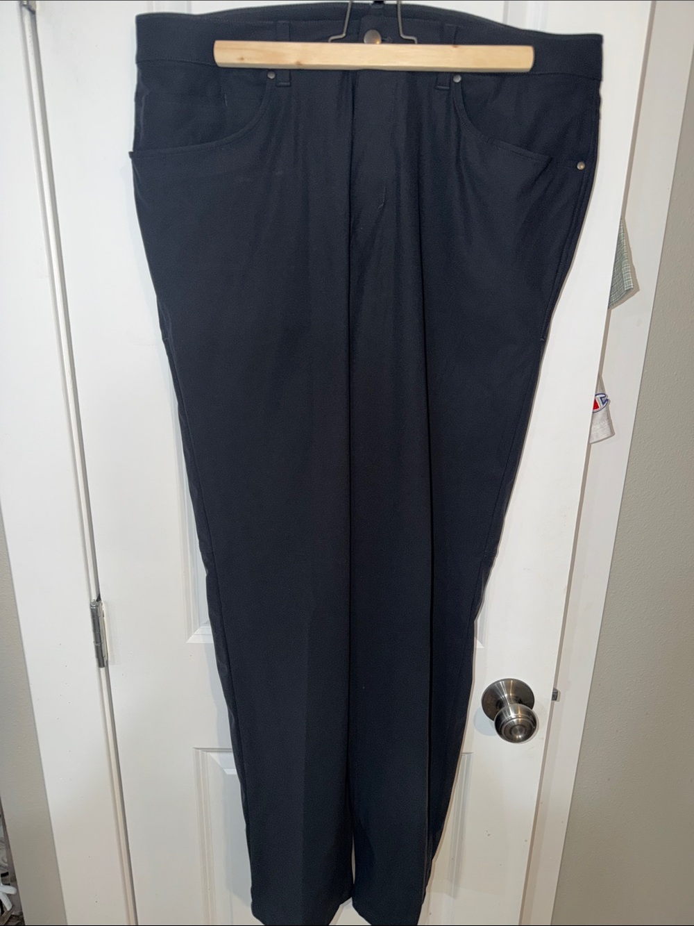 LULULEMON Black Straight-Leg Pants - Classic Everyday Wear